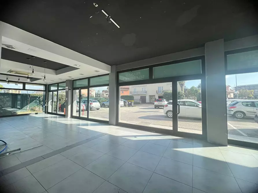 Immagine 15 di Negozio in affitto  in Via Einaudi a Perugia