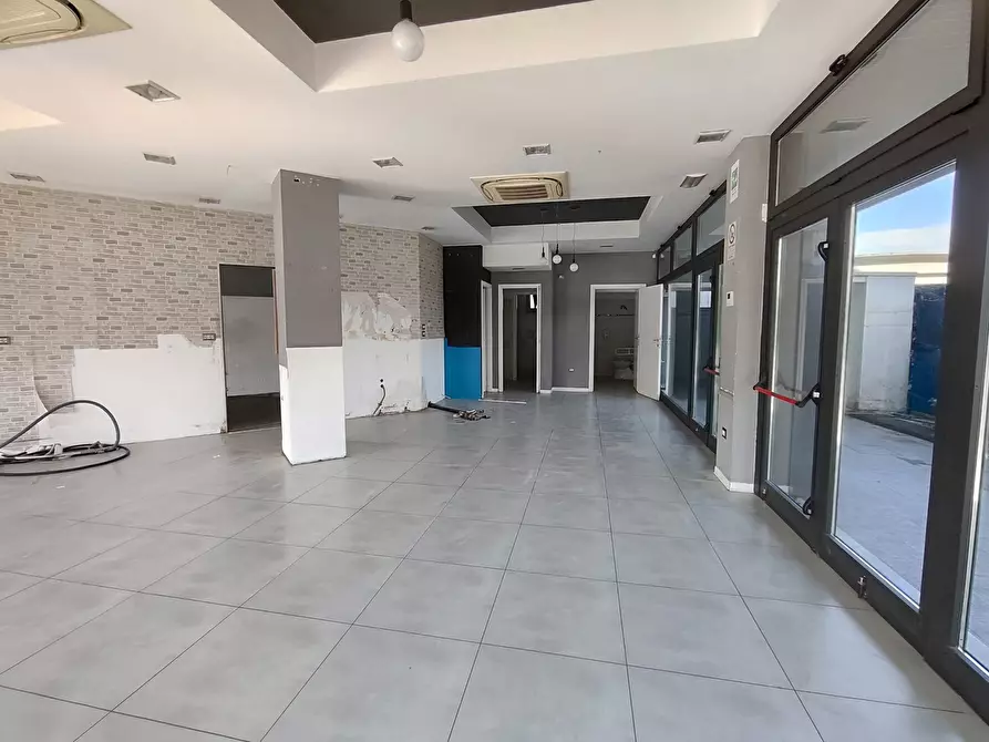 Immagine 4 di Negozio in affitto  in Via Einaudi a Perugia