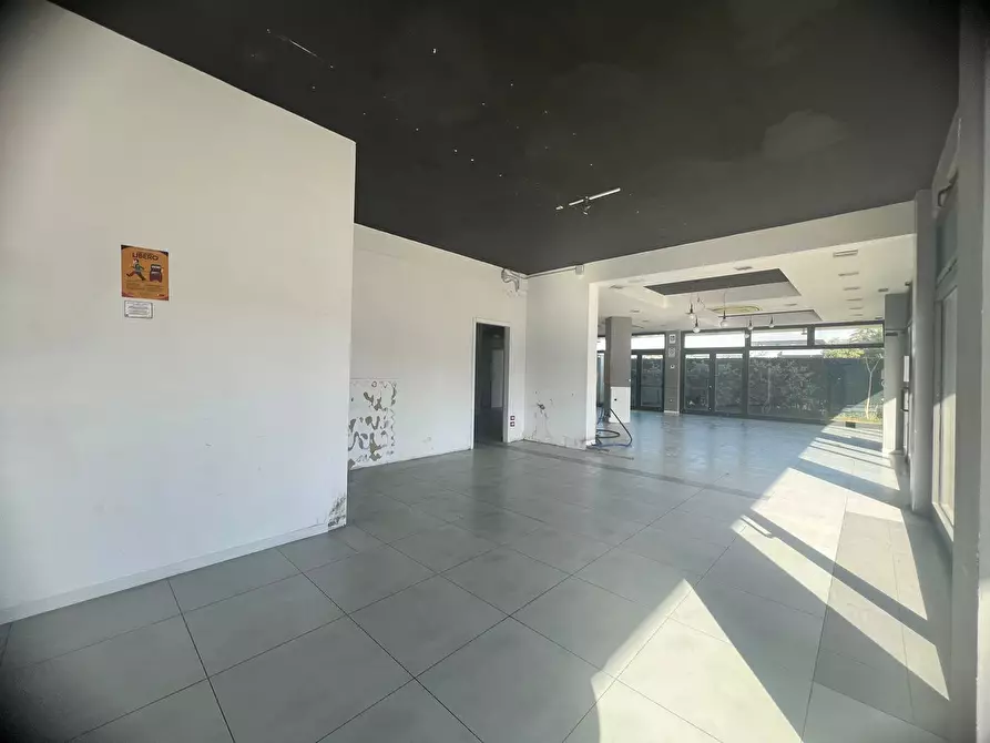 Immagine 10 di Negozio in affitto  in Via Einaudi a Perugia