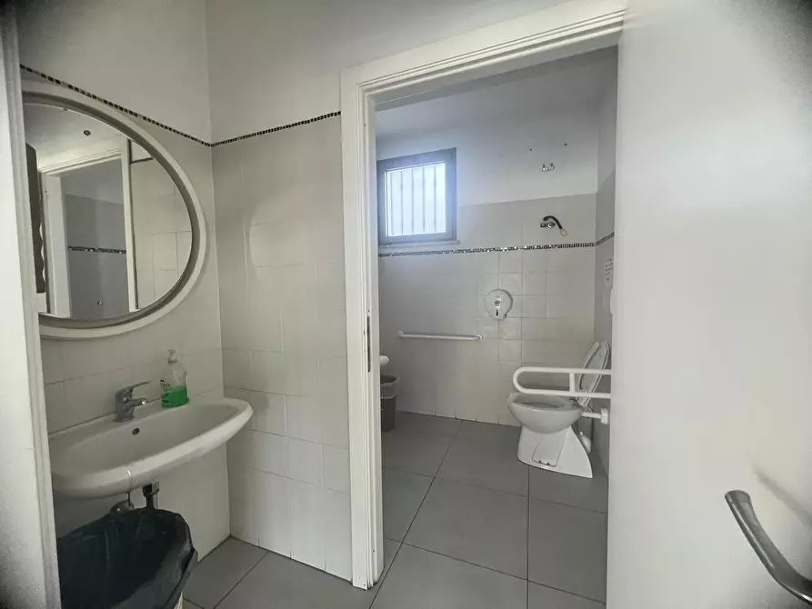 Immagine 16 di Negozio in affitto  in Via Einaudi a Perugia