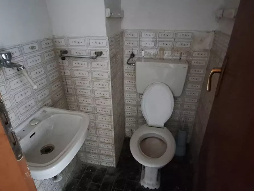 Immagine 8 di Negozio in affitto  in Corso Cavour, 169 a Messina