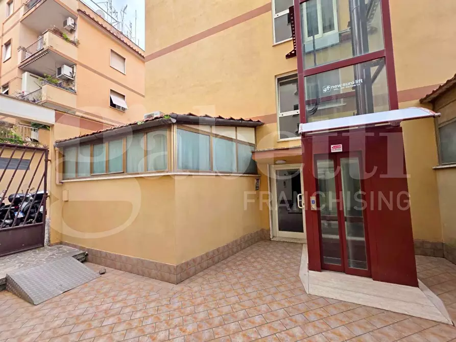 Immagine 5 di Appartamento in vendita  in Via di Bravetta, 270 a Roma