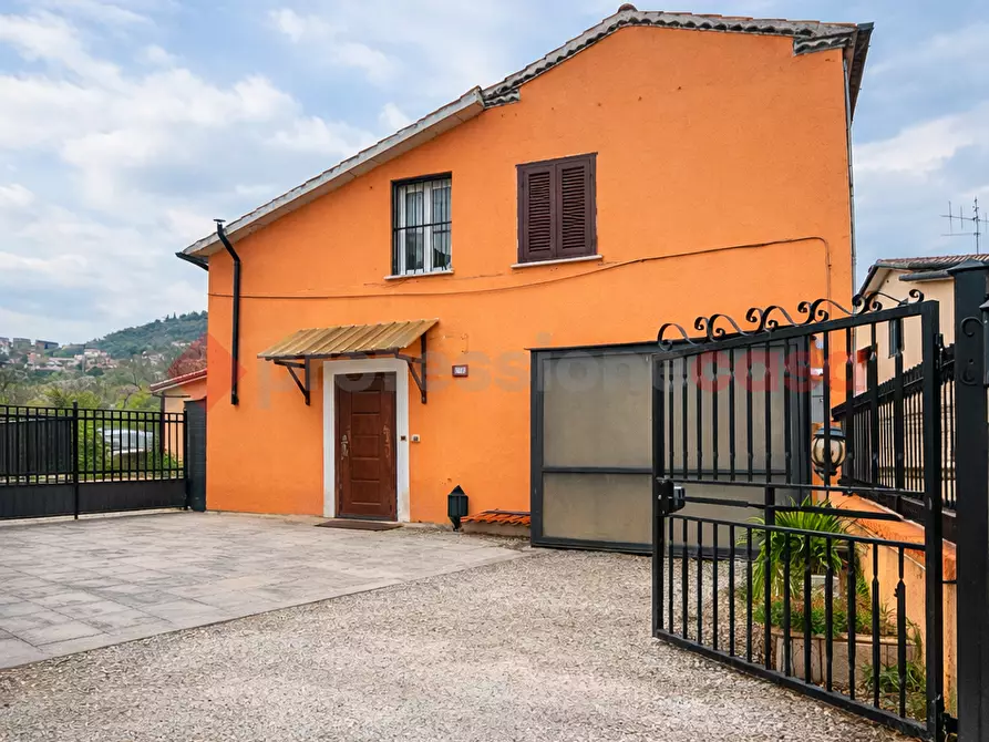 Immagine 1 di Casa indipendente in vendita  in Via La Fiura, 51 a Alatri