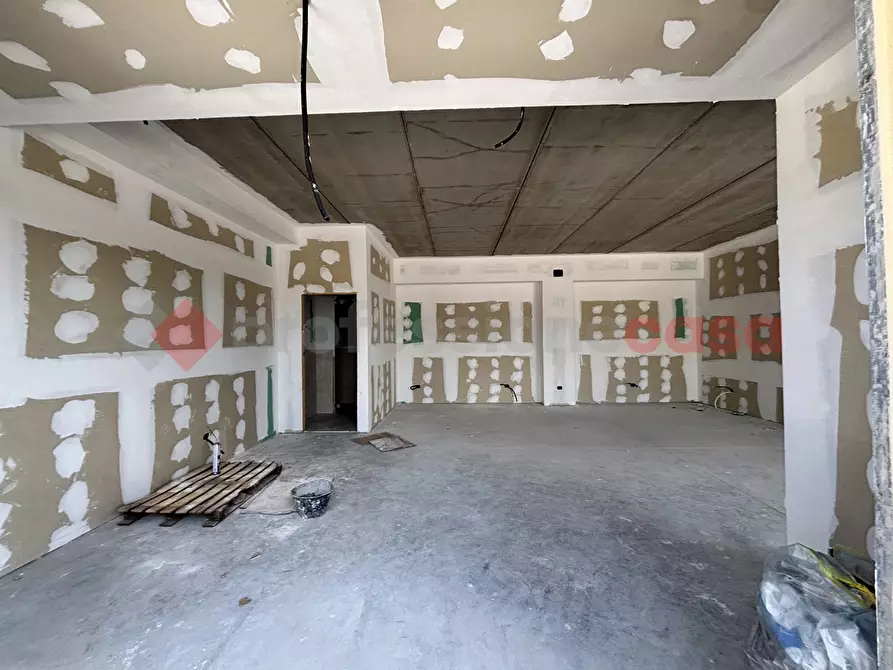 Immagine 10 di Negozio in vendita  in Via la stazza, 1 a Alatri