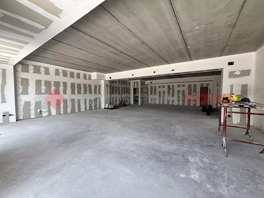 Immagine 12 di Negozio in vendita  in Via la stazza, 1 a Alatri