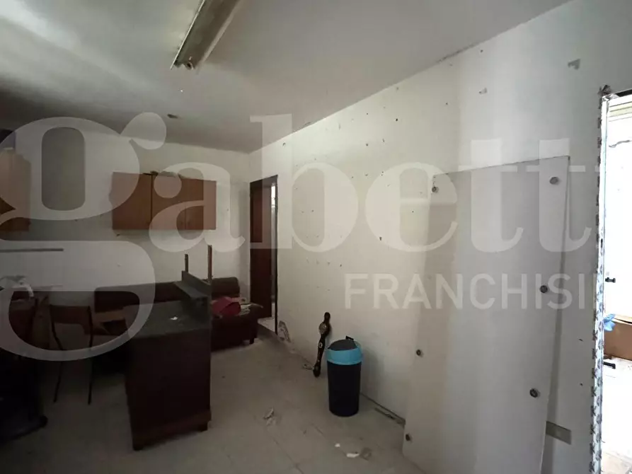 Immagine 7 di Negozio in vendita  in Via Mincio, 2 a Tortoreto