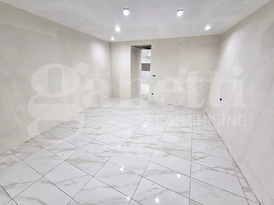 Immagine 5 di Appartamento in vendita  in Via francesco paolo bozzelli a Napoli