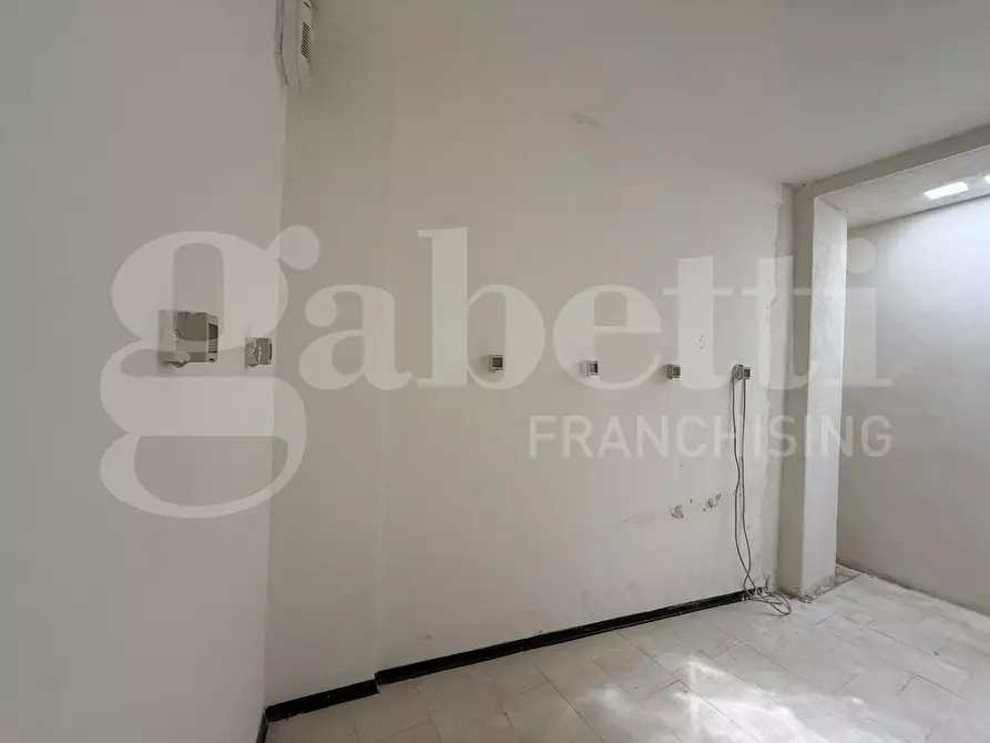 Immagine 11 di Negozio in vendita  in Piazza della Guardia, 20/21 a Catania
