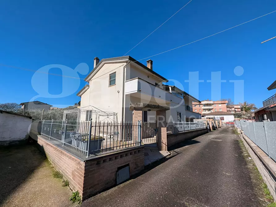 Immagine 1 di Casa indipendente in vendita  in Via OLIVELLO, 11 a Torgiano