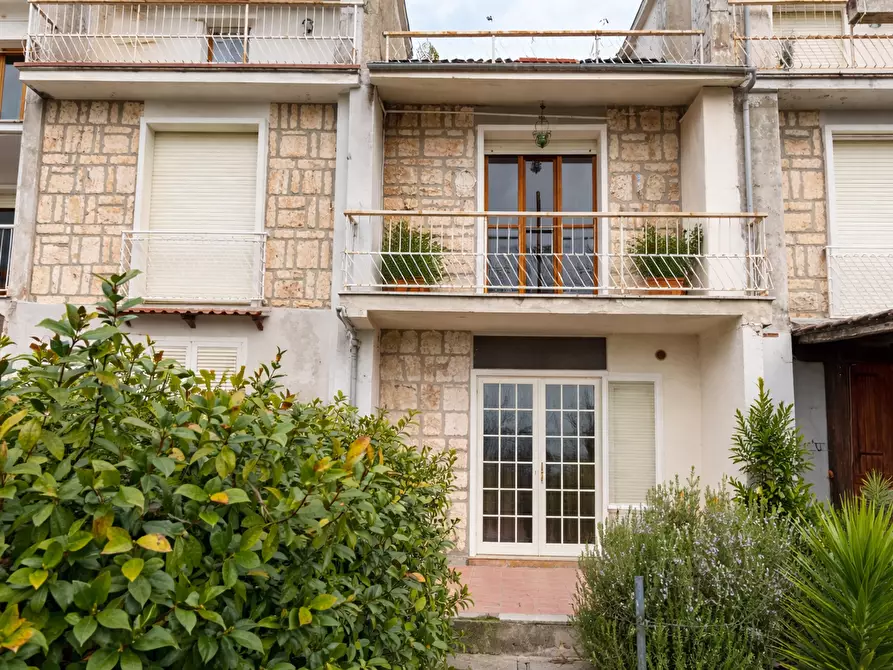 Immagine 1 di Villetta a schiera in vendita  in Via Degli Oleandri, 1 a Torre Cajetani