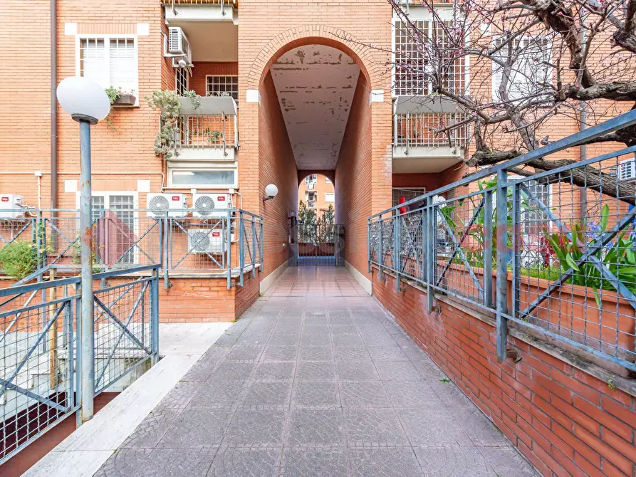 Immagine 30 di Appartamento in vendita  in Via Cinquefrondi, 115 a Roma