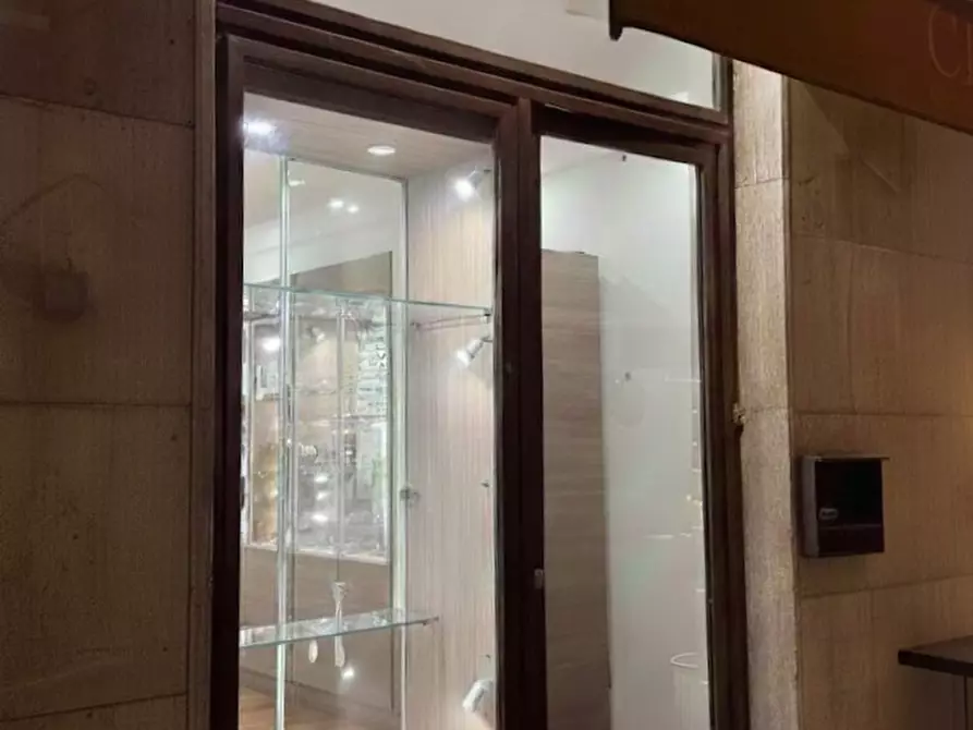 Immagine 6 di Negozio in affitto  in Via Francesco Paolo di Blasi, 7 a Palermo