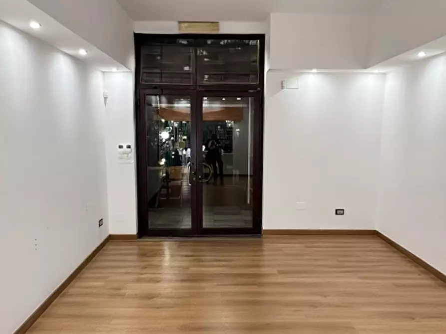 Immagine 3 di Negozio in affitto  in Via Francesco Paolo di Blasi, 7 a Palermo