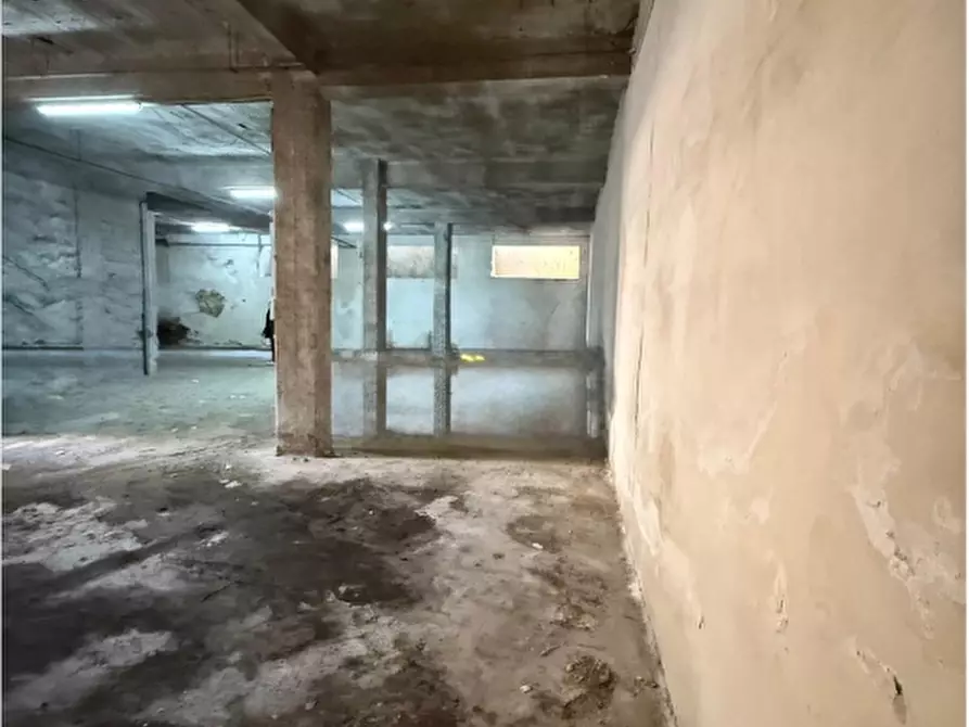 Immagine 4 di Box auto in vendita  in Via Roma, 61 a Sant'anastasia