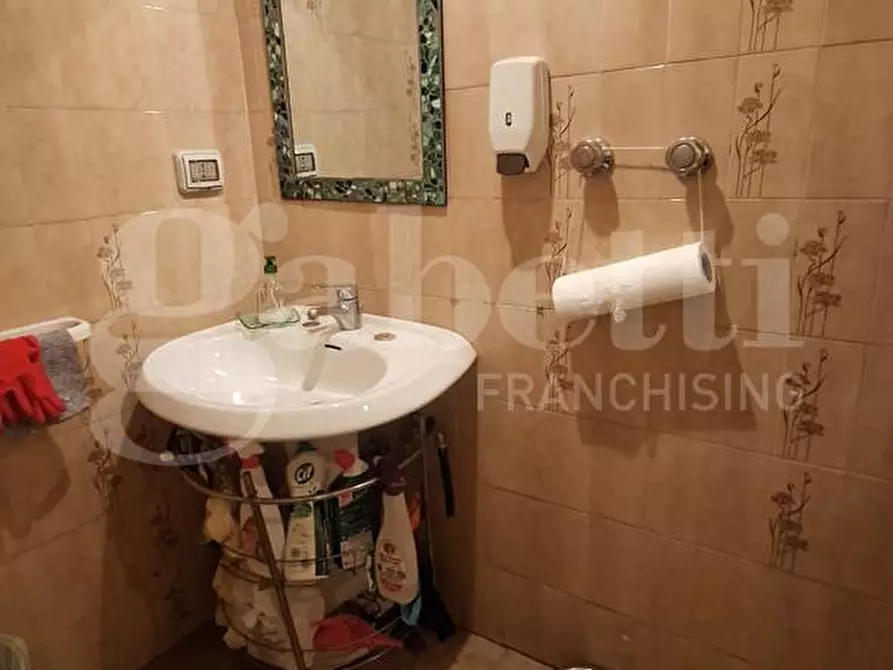 Immagine 10 di Negozio in affitto  in Via macedonio melloni a Napoli