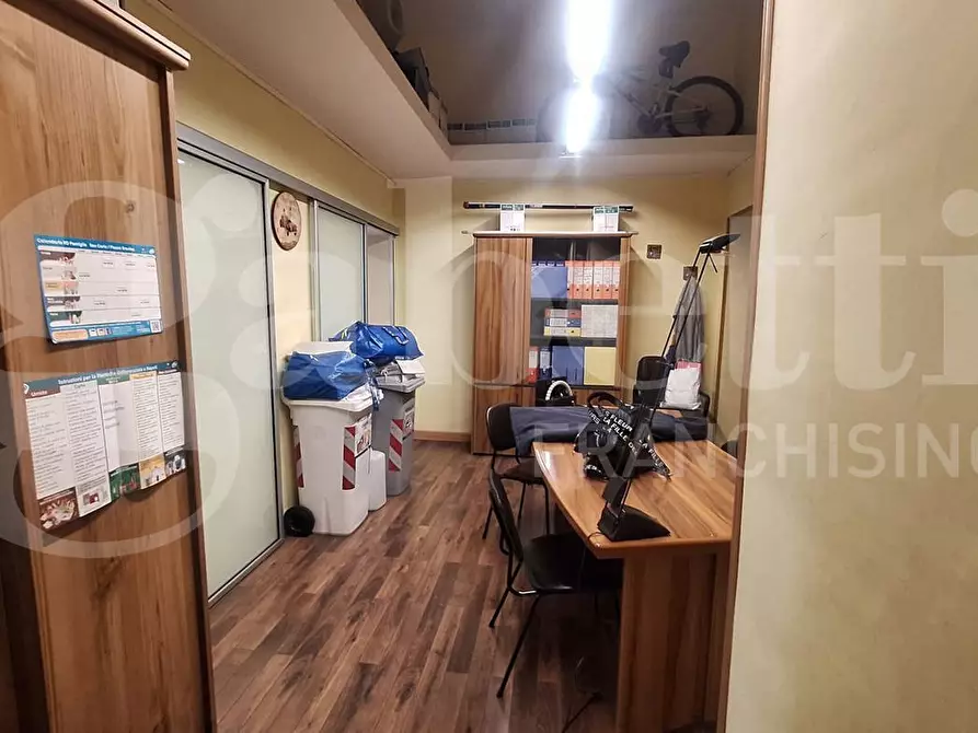 Immagine 6 di Negozio in affitto  in Via macedonio melloni a Napoli