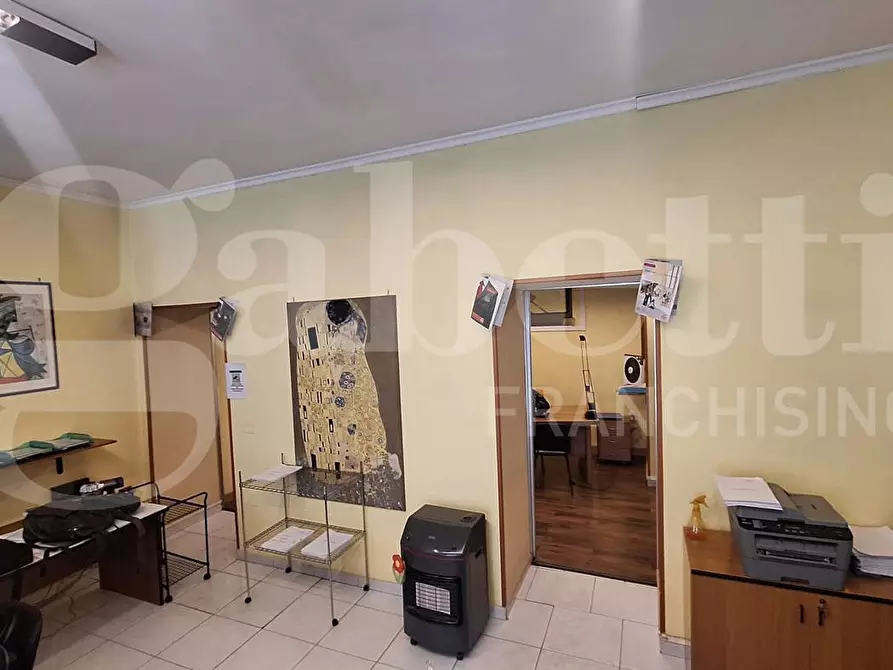 Immagine 7 di Negozio in affitto  in Via macedonio melloni a Napoli