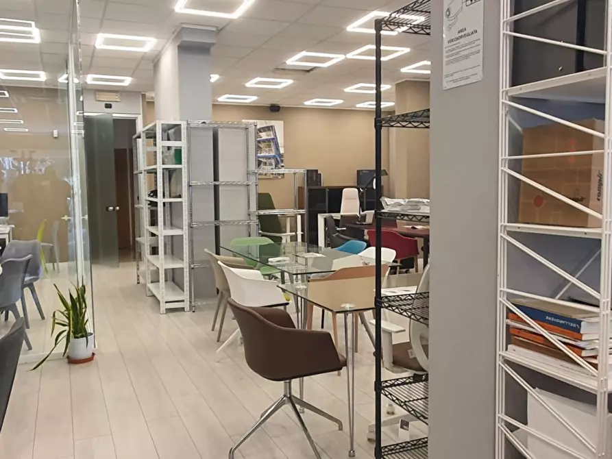 Immagine 2 di Negozio in vendita  in Via Danimarca a Palermo