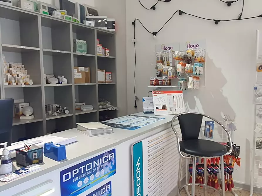 Immagine 1 di Negozio in vendita  in Via Umberto Giordano a Palermo