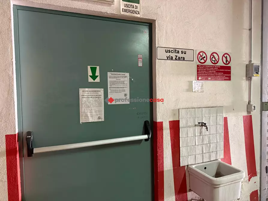 Immagine 2 di Box auto in vendita  in Viale Manfredi, 63 a Foggia