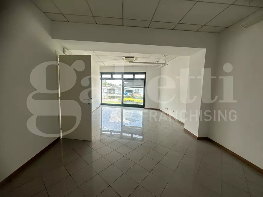 Immagine 10 di Negozio in vendita  in Via vallassina, snc a Erba