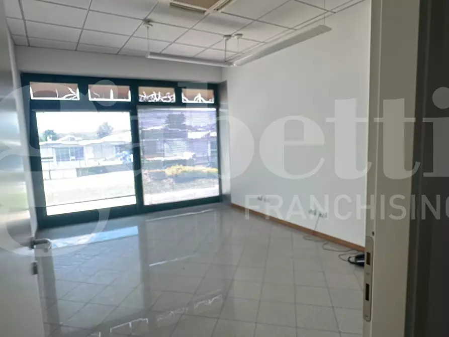 Immagine 19 di Negozio in vendita  in Via vallassina, snc a Erba