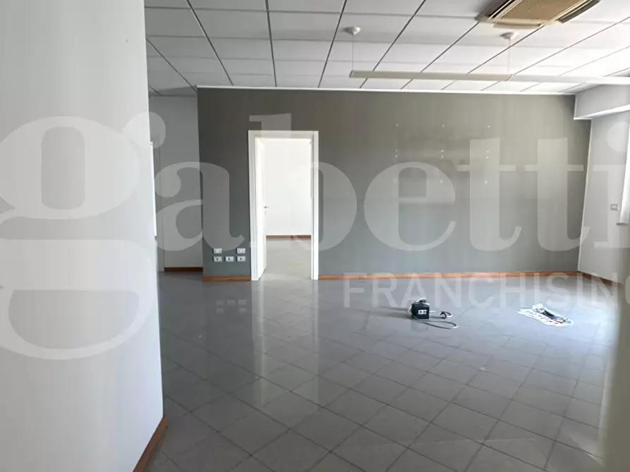 Immagine 1 di Negozio in vendita  in Via vallassina, snc a Erba
