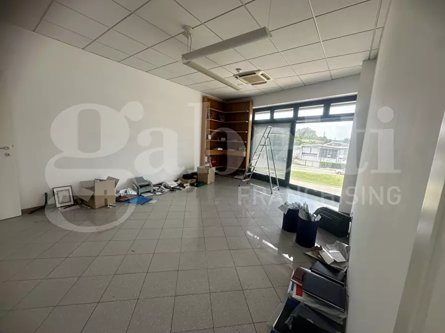 Immagine 11 di Negozio in vendita  in Via vallassina, snc a Erba
