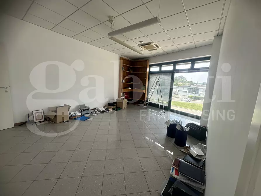 Immagine 12 di Negozio in vendita  in Via vallassina, snc a Erba