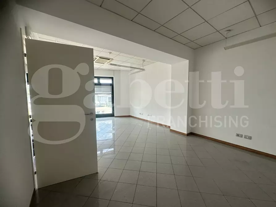 Immagine 9 di Negozio in vendita  in Via vallassina, snc a Erba