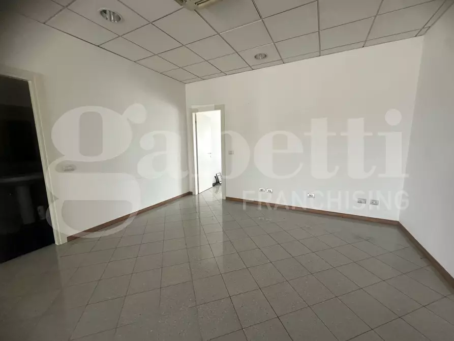 Immagine 8 di Negozio in vendita  in Via vallassina, snc a Erba