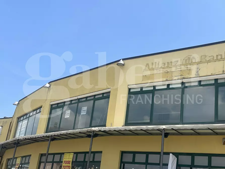 Immagine 3 di Negozio in vendita  in Via vallassina, snc a Erba