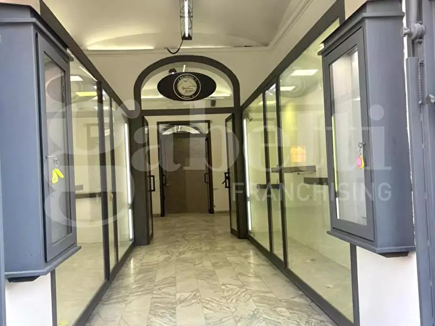 Immagine 3 di Negozio in vendita  in Via bernardo tanucci a Napoli