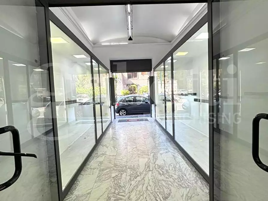 Immagine 4 di Negozio in vendita  in Via bernardo tanucci a Napoli