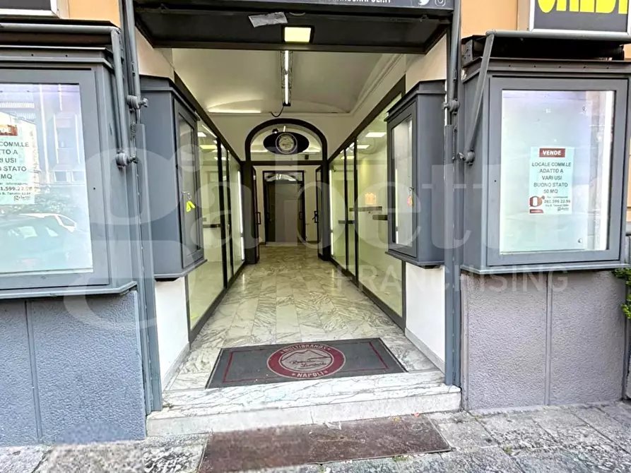 Immagine 1 di Negozio in vendita  in Via bernardo tanucci a Napoli