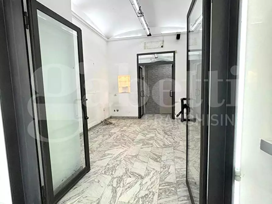 Immagine 6 di Negozio in vendita  in Via bernardo tanucci a Napoli