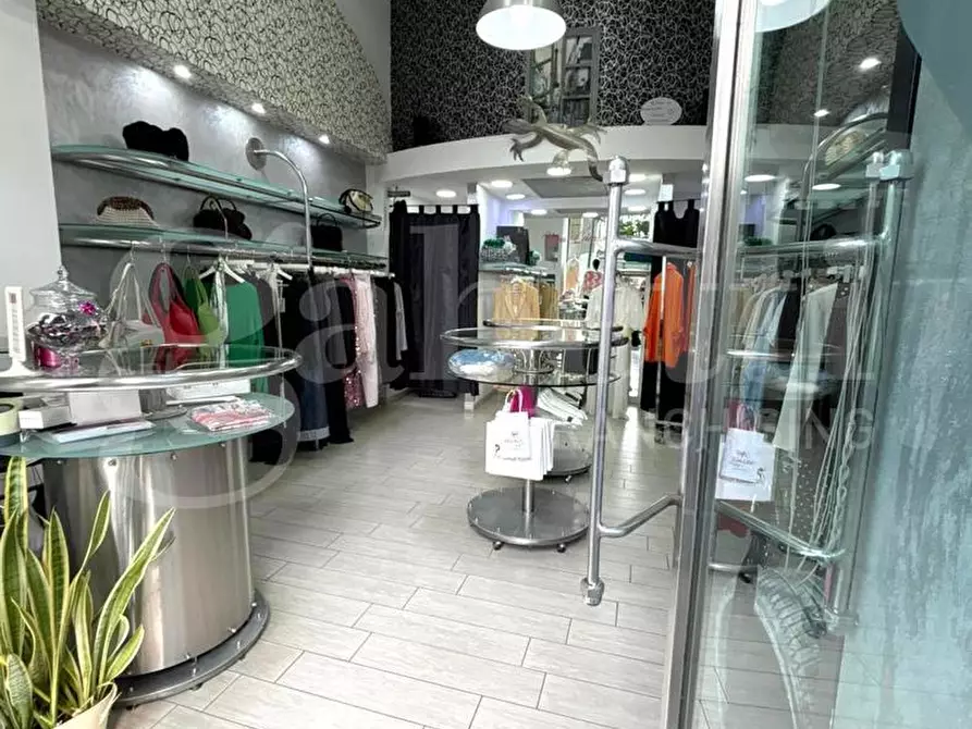 Immagine 2 di Negozio in vendita  in Via bernardo tanucci a Napoli