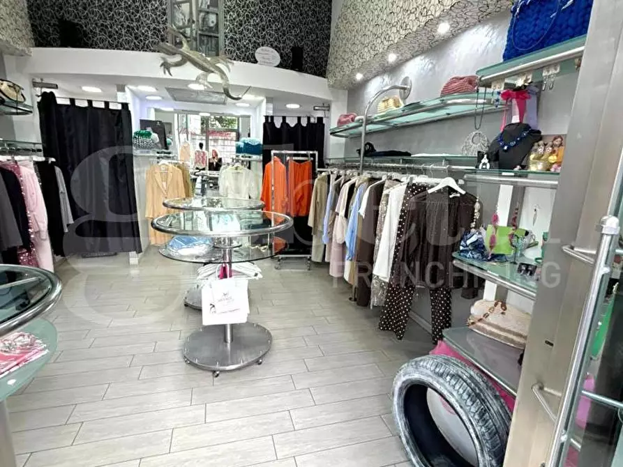 Immagine 3 di Negozio in vendita  in Via bernardo tanucci a Napoli