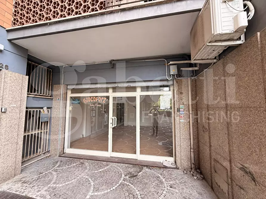 Immagine 2 di Negozio in affitto  in Via Vincenzo Renieri, 24 a Roma