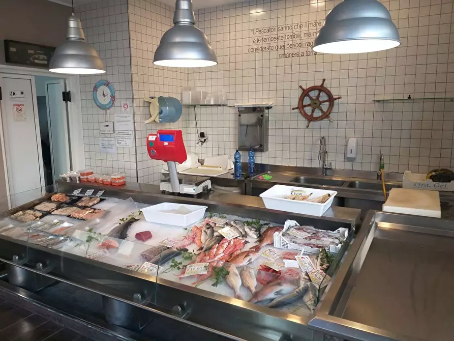 Immagine 6 di Negozio in vendita  in Via Nino Bixio, 131 a Messina