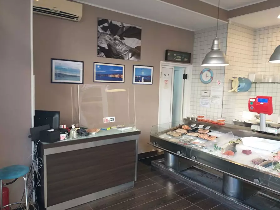 Immagine 5 di Negozio in vendita  in Via Nino Bixio, 131 a Messina