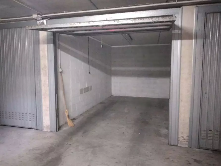 Immagine 3 di Box auto in vendita  in Via DANTE, 92 a Cinisello Balsamo