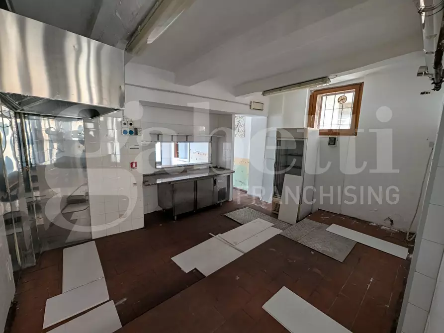 Immagine 5 di Negozio in vendita  in Via ALCIDE DE GASPERI, 14 a Assisi