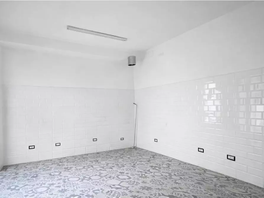 Immagine 3 di Negozio in vendita  in Via Madonna Dell'Arco, snc a Sant'anastasia