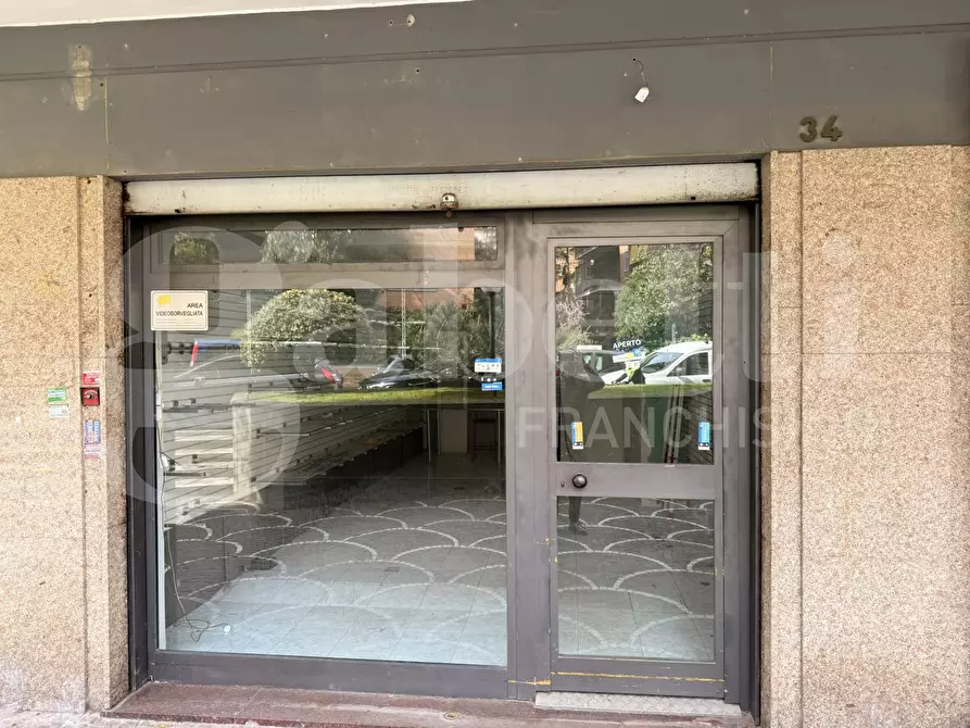 Immagine 2 di Negozio in affitto  in Via Vincenzo Renieri, 34 a Roma