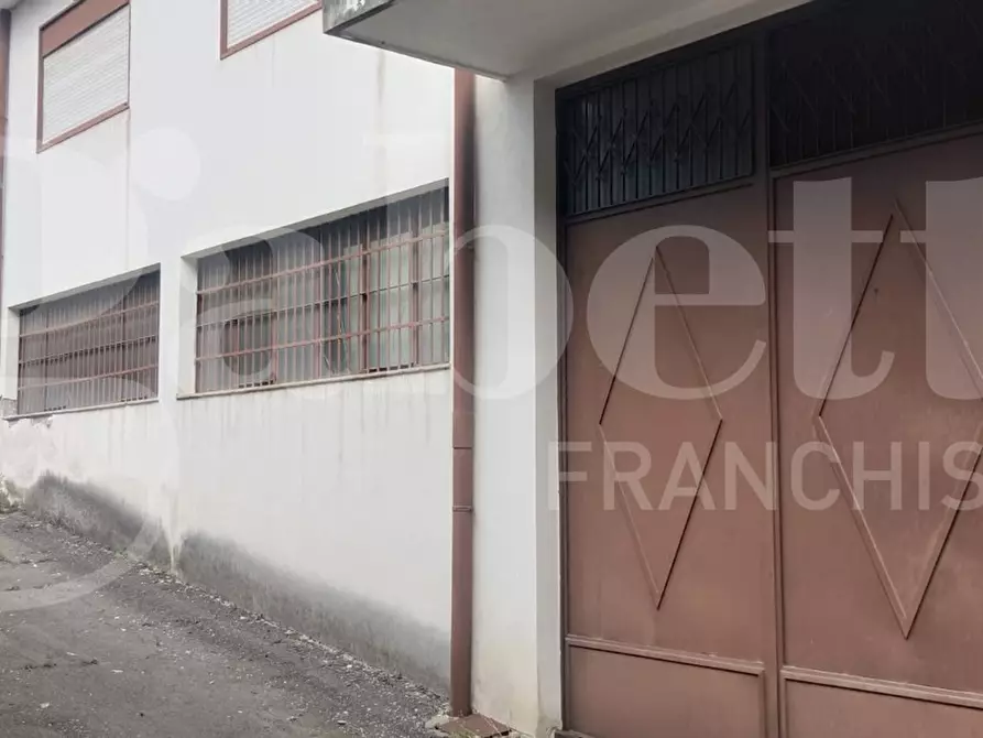 Immagine 2 di Magazzino in vendita  in Via Giacomo Leopardo, 21 a Gravina Di Catania