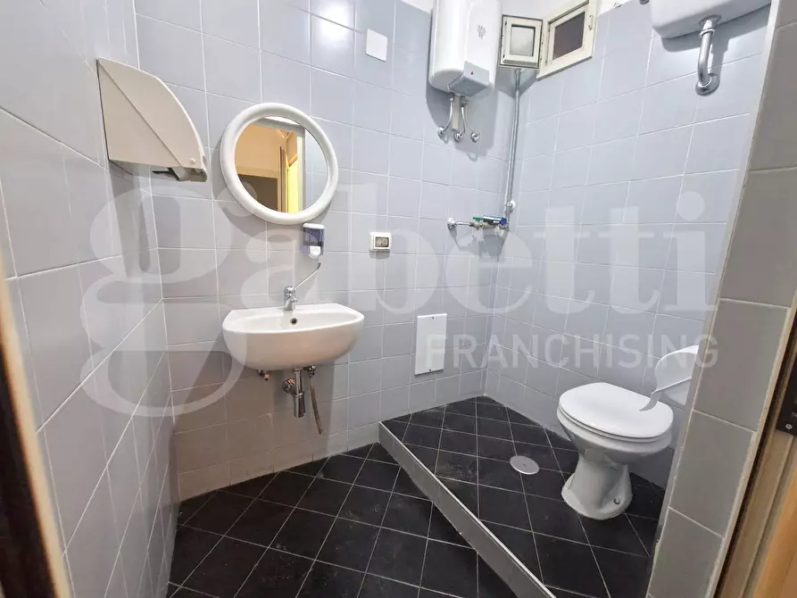 Immagine 15 di Ufficio in vendita  in Via foria a Napoli