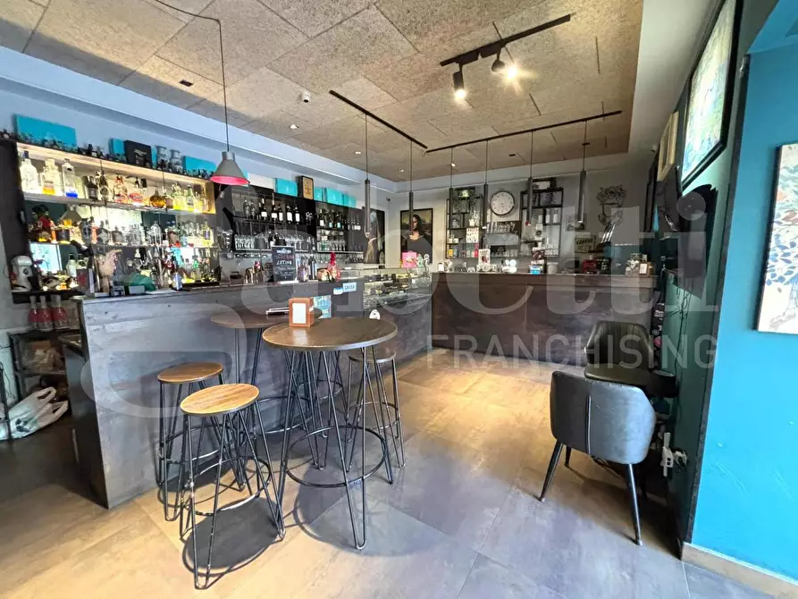 Immagine 4 di Attività commerciale in vendita  in Viale colli aminei a Napoli