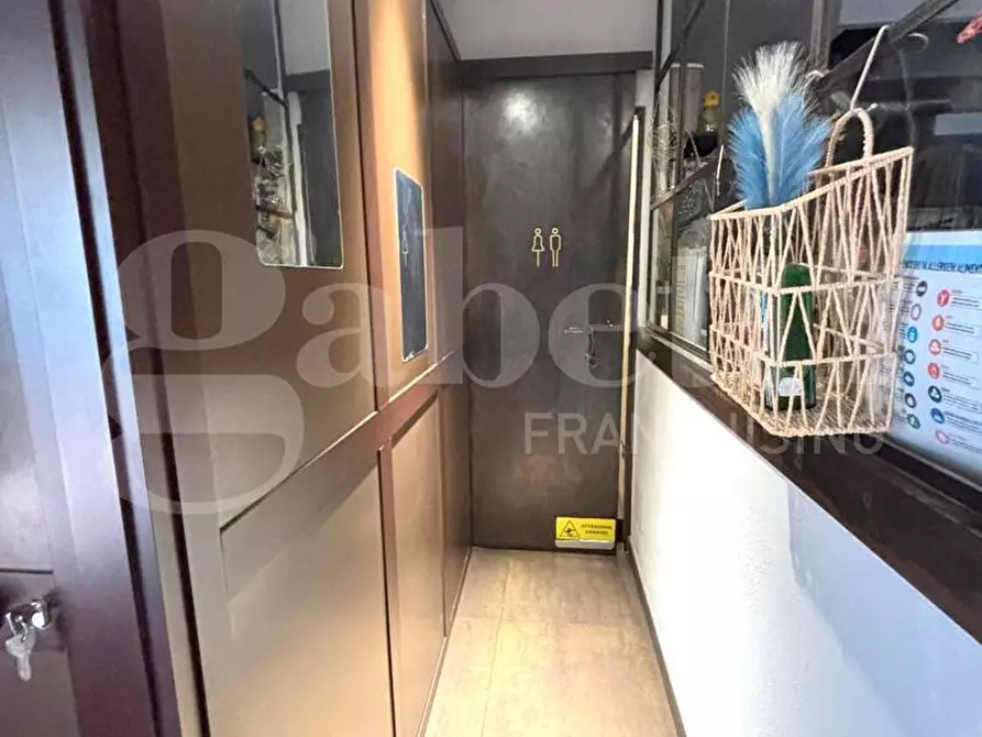 Immagine 7 di Attività commerciale in vendita  in Viale colli aminei a Napoli