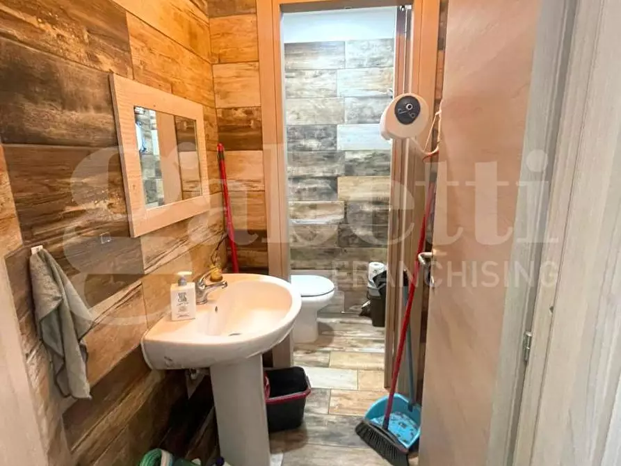 Immagine 3 di Attività commerciale in vendita  in Viale colli aminei a Napoli